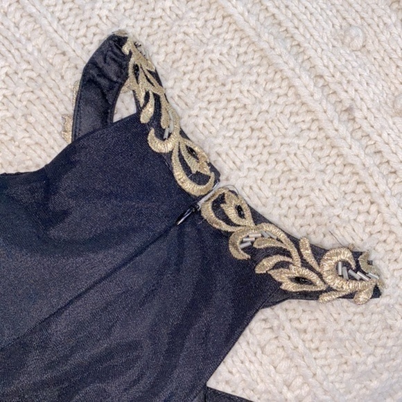 Cachet black Roman halter style maxi formal gown size 4 - Picture 6 of 9